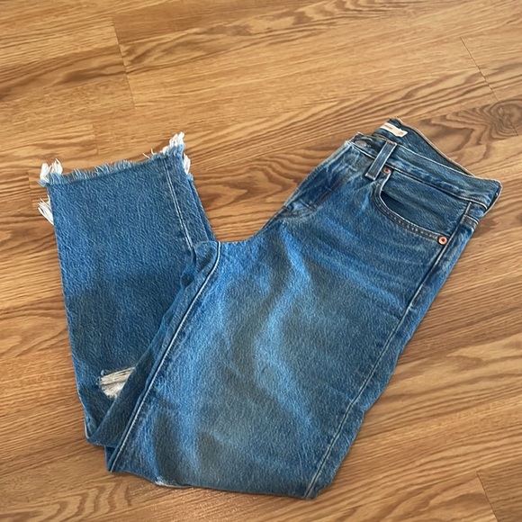 Wedgie straight jeans, frayed hem and knee distressed - Picture 6 of 7